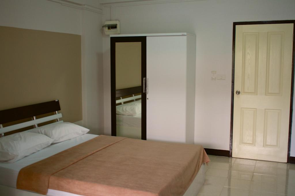 Baanbudsarin Apartment Sing Buri Eksteriør bilde